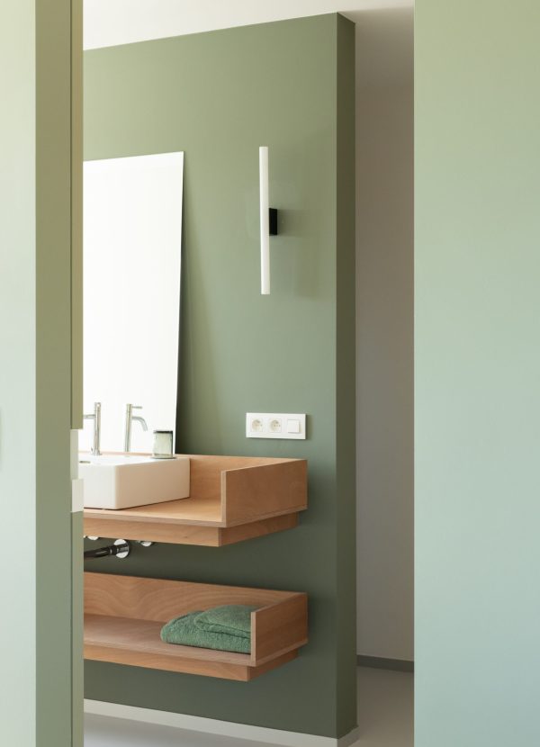 de schuifdeur sluit de mooi ingerichte badkamer netjes af